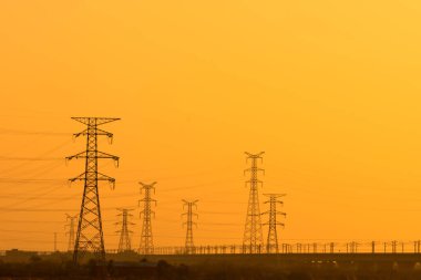 Yüksek gerilim kule ile gökyüzü arka plan.
