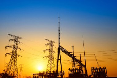 Yüksek gerilim kule ile gökyüzü arka plan.