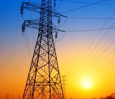 Yüksek gerilim kule ile gökyüzü arka plan.