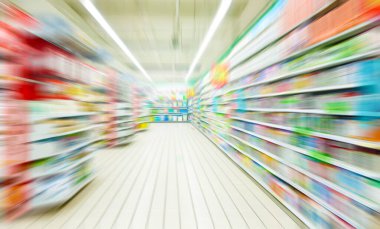 Boş süpermarket koridorunun görünümü