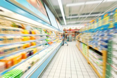 Boş süpermarket koridorunun görünümü