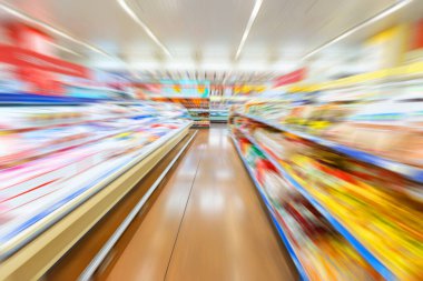 Boş süpermarket koridorunun görünümü