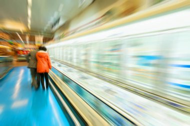 Boş süpermarket koridorunun görünümü