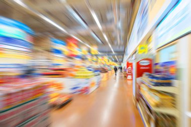 Boş süpermarket koridorunun görünümü