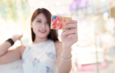 Giyim mağazasından alışveriş yapan güzel genç kadınlar.