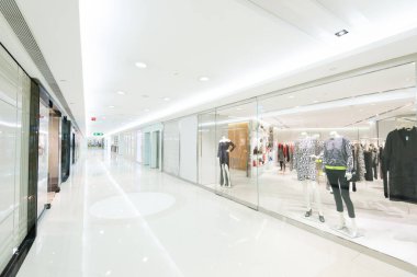 Alışveriş merkezinin içi, giysiler ve mağazanın penceresi.