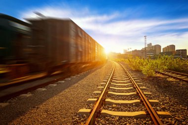 Gün batımında konteynırla birlikte kargo treni platformu