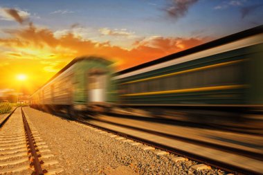 Gün batımında konteynırla birlikte kargo treni platformu
