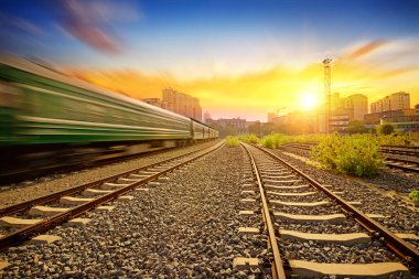 Gün batımında konteynırla birlikte kargo treni platformu