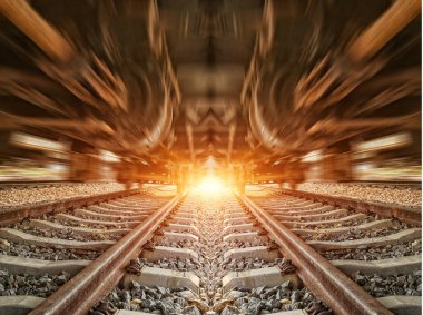 Gün batımında konteynırla birlikte kargo treni platformu