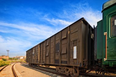 Gün batımında konteynırla birlikte kargo treni platformu