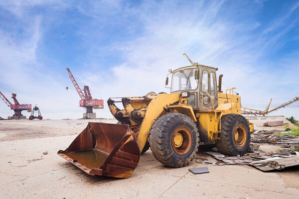 Бульдозер на фоне голубого неба