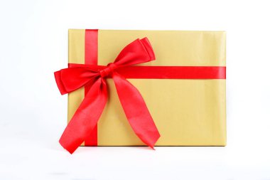 Beyaz zemin üzerinde yay izole hediye kutusu 