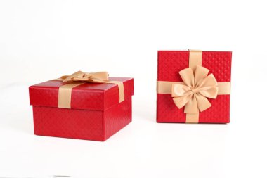 Beyaz arkaplanda yay bulunan hediye kutuları