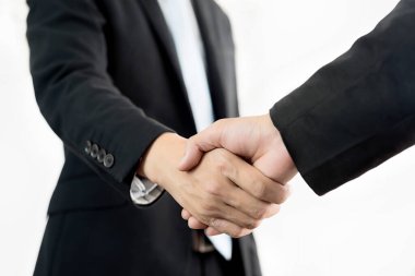 Beyaz arka plan üzerinde iş anlaşması