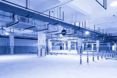 Boş yeraltı otoparkı alanı 