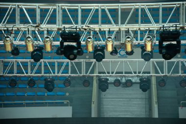  Sahne ışıkları lazer ışınlarıyla aydınlatılıyor. 