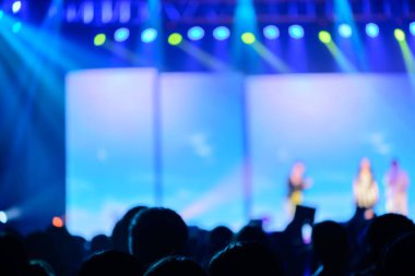 seyirci siluetleri bir canlı müzik konser 
