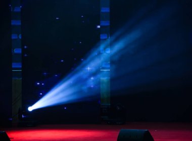 Canlı müzik konserinde yanan ışıklar. 