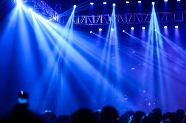 seyirci siluetleri bir canlı müzik konser 