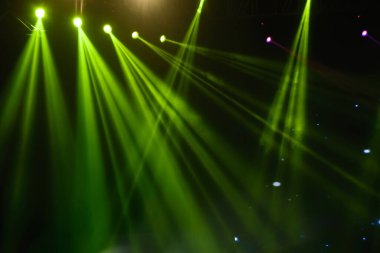  Sahne ışıkları lazer ışınlarıyla aydınlatılıyor. 