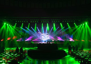 seyirci siluetleri bir canlı müzik konser 