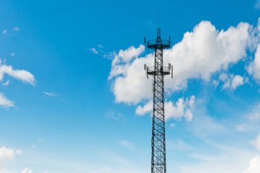 Bulutlu haberleşme kulesi