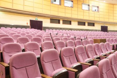Kırmızı koltuk boş sinema salonu
