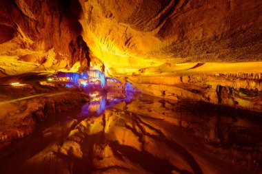 Mağaranın içinde güzel kaya oluşumları, jeoloji.