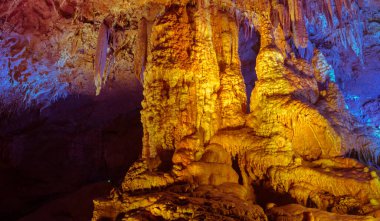 Mağaranın içinde güzel kaya oluşumları, jeoloji.