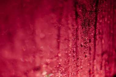 Kırmızı şarap bardağa sıçrar.