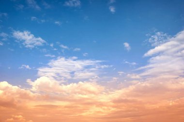 Bulutlu güzel gökyüzü manzarası, doğal arka plan 