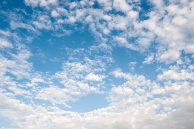 Bulutlu güzel gökyüzü manzarası, doğal arka plan 