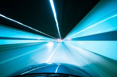 Gece araba tüneli ışıkları.