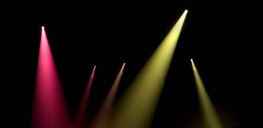 Canlı müzik konserinde yanan ışıklar. 