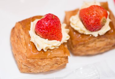 Çilekli ve karamelli tatlı pasta.