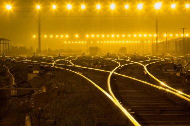 Gün batımında kargo treni platformu, tren rayları.                  