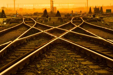 Gün batımında kargo treni platformu, tren rayları.                  