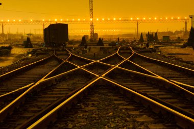 Gün batımında kargo treni platformu, tren rayları.                  