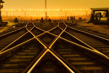 Gün batımında kargo treni platformu, tren rayları.                  