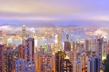 Akşam karanlığında şehrin manzarası.