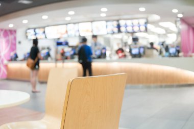 Yiyecek alacak insanlar.