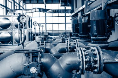 Endüstriyel enerji santralinin içindeki ekipman 