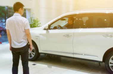 Bulanık arkaplanı olan araba satıcısı