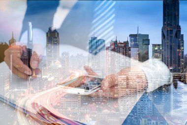 Akıllı telefon kullanarak iş adamının elini iki kez göster.