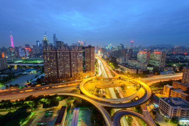 Akşam karanlığında şehrin manzarası.