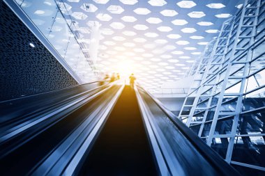 Modern binadaki yürüyen merdiven manzarası