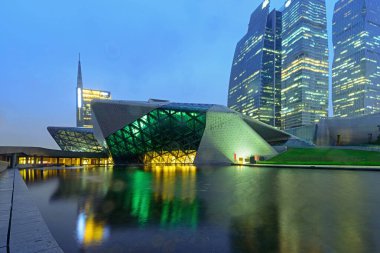 Akşam karanlığında şehrin manzarası.