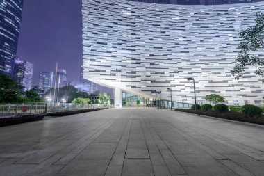 Geceleri şehrin modern binası.