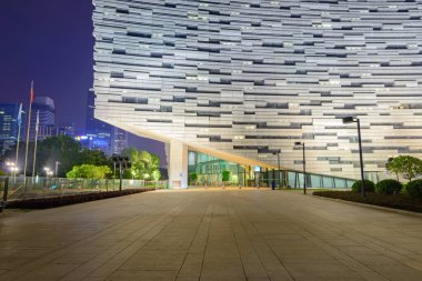 Geceleri şehrin modern binası.